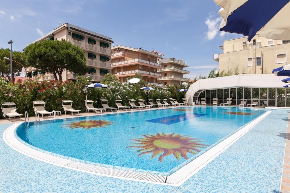 Universal Hotel Cervia Exterior photo
