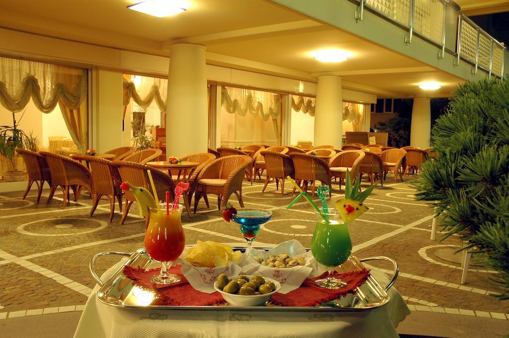 Universal Hotel Cervia Exterior photo