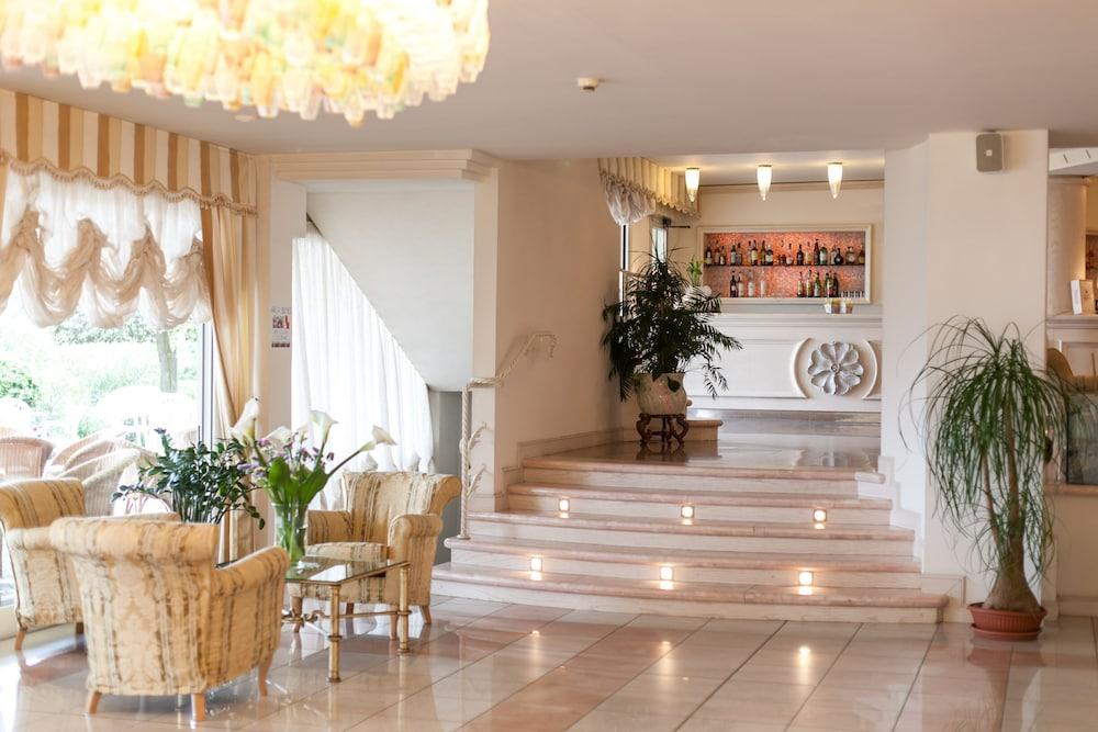 Universal Hotel Cervia Exterior photo