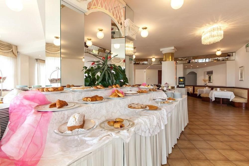 Universal Hotel Cervia Exterior photo