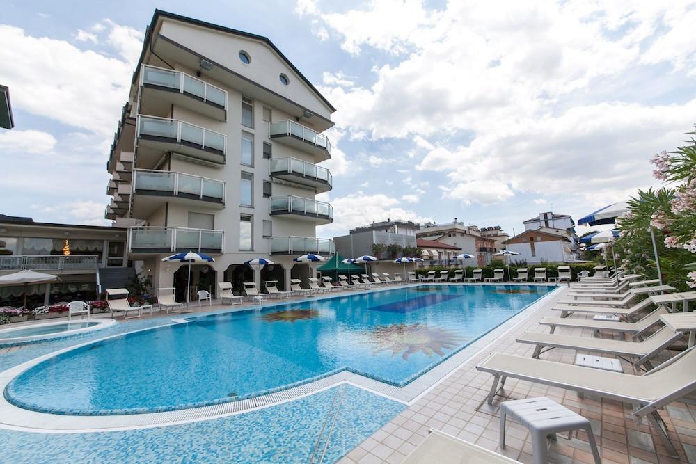 Universal Hotel Cervia Exterior photo
