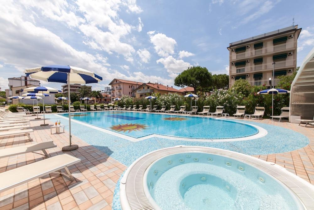 Universal Hotel Cervia Exterior photo