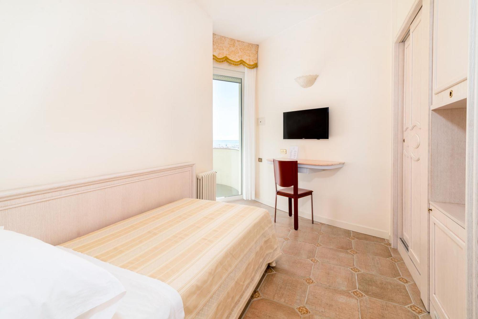 Universal Hotel Cervia Exterior photo